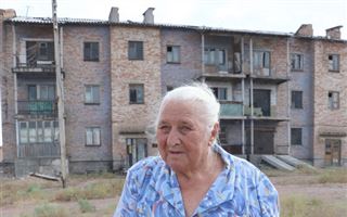 "Все ждут, чтобы я быстрее крякнула": пенсионерка из полуразрушенного дома поселка Мирный