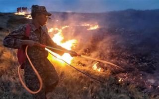 Более 200 человек тушат сильный пожар в Карагандинской области
