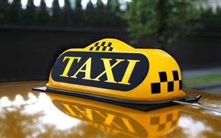 Алматыда такси жүргізушісі қазақша амандасқан жолаушыны көліктен түсіріп кеткен