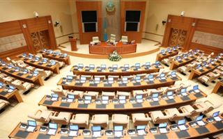Парламент Казахстана уходит на каникулы