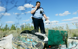 В Павлодаре обнаружили государственные символы среди мусора