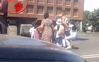 Девушка с детьми устроила конфликт посреди проезжей части - видео