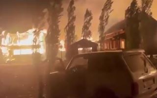 На Алаколе на нескольких зонах отдыха произошел крупный пожар