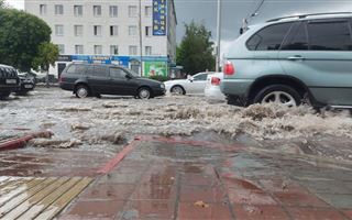 В Костанае сильный дождь затопил улицы