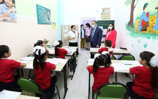 Ералы Тугжанов посетил социальный клуб для детей в Алматы