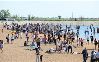В Туркестане открылся первый городской пляж