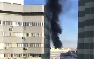 В Алматы загорелся завод - видео