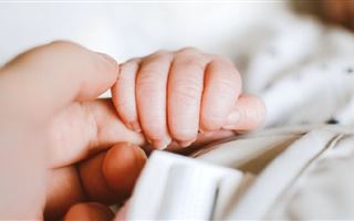 В Караганде во дворе дома нашли недоношенного новорожденного ребенка