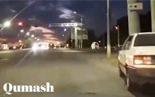 Водителя, который таксовал на угнанной машине, поймали, когда он врезался в столб - видео