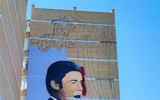 В Нур-Султане появился мурал в память народного артиста Казахстана Ермека Серкебаева - отца Байгали Серкебаева