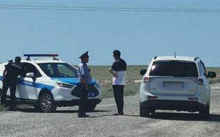 Полицейские заявили о ремонтных работах и закрыли дорогу на популярный пляж в Актау
