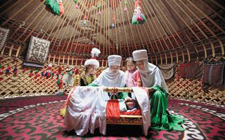 "Нашему дедушке нужна токал!": как важны народные приметы и чем не угодила медикам казахская колыбель бесік