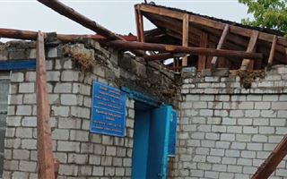 В Павлодарской области сильный ветер сорвал крыши со зданий