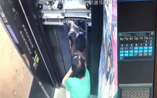 Столичные пожарные спасли женщину из лифта