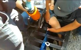 Нога женщины застряла в сливной решетке — на помощь пришли спасатели 