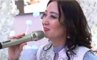 "Я ревела, а все ржали" - женщина, которая нестандартно регистрирует браки, стала популярной в Казахстане 