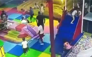 В Казнет попало видео, на котором мужчина наблюдал, как дети дерутся на его глазах