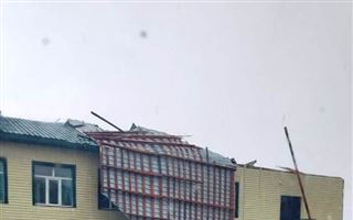 В Атырау сильным ветром снесло крышу школы