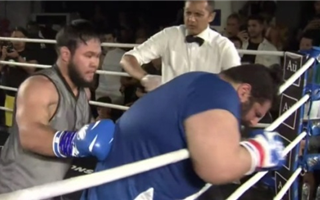 Казахстанский боксёр-тяжеловес отправил иранца в нокаут в первом же раунде - видео