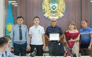 В Алматы наградили студента, спасшего ребенка от падения с седьмого этажа