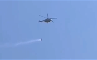 Казахстанцы обсуждают видео с вертолётом, который "что-то распыляет" в небе
