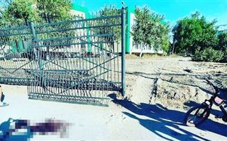 В Темиртау на ребенка упал забор: представителя подрядной фирмы обязали сделать выплату