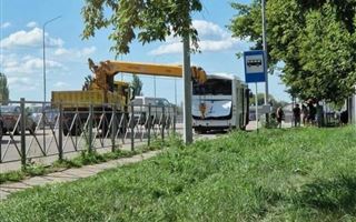 Кран врезался в пассажирский автобус в Петропавловске