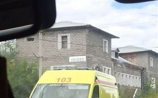 «Скорая помощь» врезалась в автобус в Темиртау, два врача и пассажирка автобуса пострадали