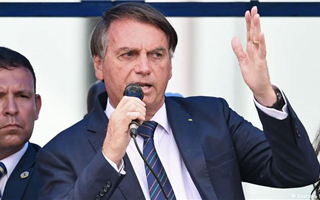 Президент Бразилии попытался отобрать у блогера сотовый телефон