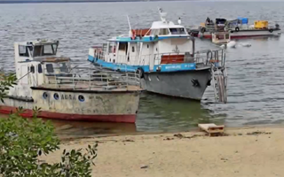 Со дна Бухтарминского водохранилища подняли катер "Дозорный", затонувший месяц назад