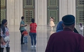 Пользователей Казнета возмутил ролик танцующей в мечети девушки