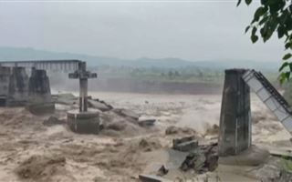 В Индии из-за сильных ливней рухнул железнодорожный мост