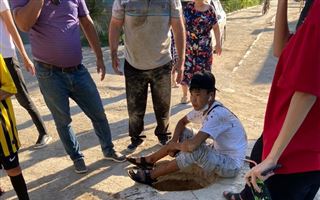 Парень из аула, приехавший поступать в колледж на юге Казахстана, спас малыша, упавшего в канализационный люк