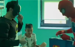 Маленьких пациентов в Нур-Султане навестили необычные гости -  Человек-паук, Супермен, Бэтмен и Росомаха
