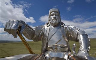«Прославлять Чингисхана это то же самое, что прославлять Гитлера и Сталина»: обзор казахскоязычной прессы