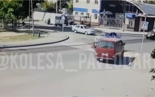 Пешеход, которого сбили на "зебре", оказался на крыше автомобиля