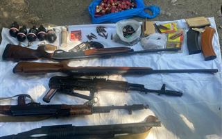 Два мешка оружия нашли на одной из улиц Алматы