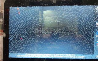 Пьяный житель Нур-Султана сломал рекламный щит в лифте