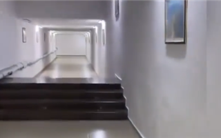 В одном из вузов Караганды "хрустальный" студент-инвалид упал с загадочной лестницы посреди коридора
