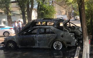 Две машины сгорели в парке Горького в Алматы 