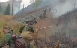 На востоке Казахстана до сих пор пытаются потушить пожар