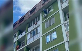 Женщина пыталась спрыгнуть с 5-го этажа в Атырау