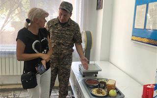 Солдат-срочников в Казахстане стали кормить не баландой, а борщом со сметаной