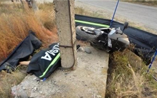 Водитель мотоцикла в ВКО погиб, врезавшись в опору линии электропередач