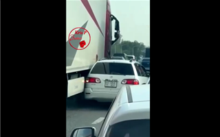  В Алматы легковой автомобиль в результате ДТП застрял между двух грузовиков - видео