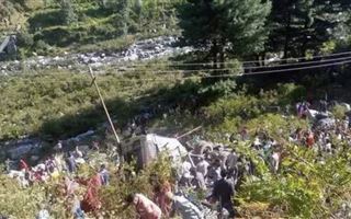 Не менее 16 человек погибли в аварии со школьным автобусом в Индии
