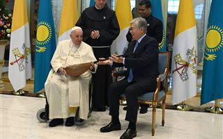 Президент Казахстана сделал подарок Папе Римскому