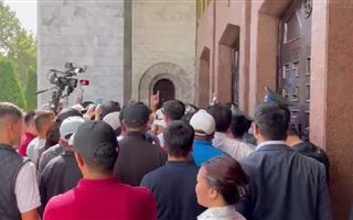 В Бишкеке люди митингуют из-за событий на кыргызско-таджикской границе