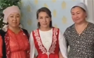 Казахстанцев растрогало кыз узату 50-летней женщины