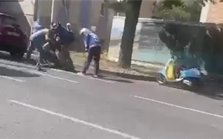 В Казнете появилось видео, на котором несколько человек избивают курьера